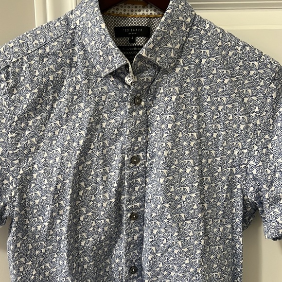 Ted Baker Short Sleeve Button-Down Shirt - Blue Leaf Print - Men’s Size 2 - Picture 2 of 4